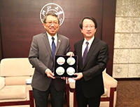 Professor Rocky Tuan (left), Vice-Chancellor of CUHK presents a souvenir to Professor Ng Zhaohui, President of ZJU